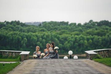 The bridesmaids  climb on the stairs
