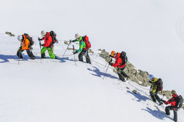 Bergführer mit Gruppe im hochalpinen Bereich