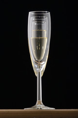 3 copas de cava, en línea. Aislado en fondo negro.