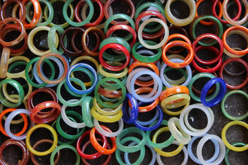 gruppo di anelli in scatola di varie misure--group of rings canned in various sizes