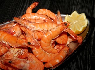 plat de grosses crevettes roses et citron