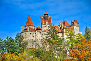 Fototapeta na wymiar Autumn panoramic view over beautiful Dracula castle in fall season in Bran town, Romania.