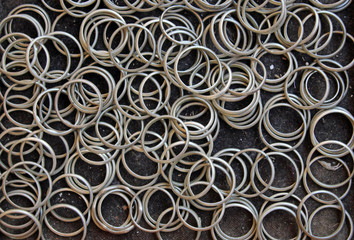 gruppo di anelli in scatola di varie misure--group of rings canned in various sizes