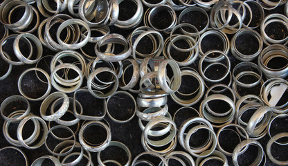 gruppo di anelli in scatola di varie misure--group of rings canned in various sizes