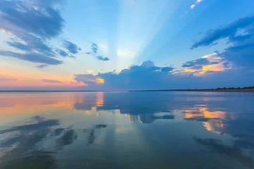 Foto op Plexiglas avond bewolkte hemel weerspiegeld in een meer © Yuriy Kulik