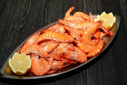 plat de grosses crevettes roses et citron