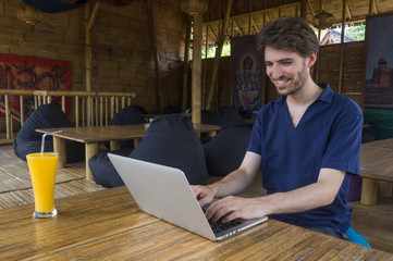Obraz na płótnie Canvas Homme souriant travaillant dans un café