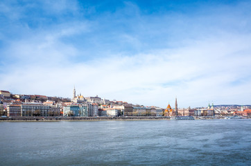 Fototapeta na wymiar view of historic architectural in Budapest from Danube