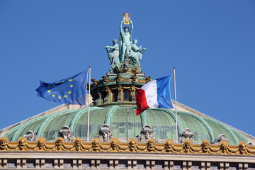 Statues et coupole de l'opéra Garnier à Paris, France
