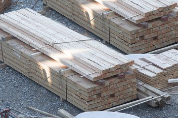 Stapel von Holzbalken und Holzbretter.