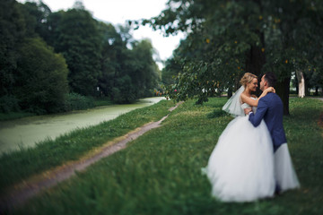 married couple  spend unforgettable time in the park