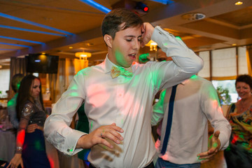Funny dance of the groom on the wedding party