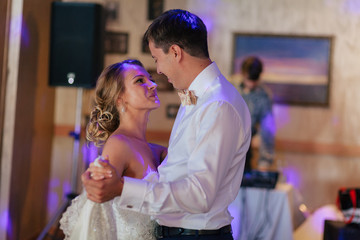 Romantic wedding dance of the newlyweds in the luxury restaurant