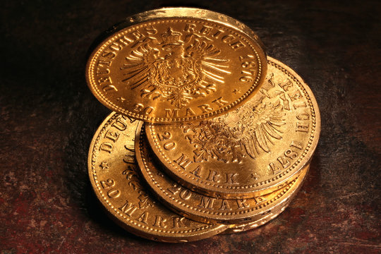 20 Reichsmark Goldmünzen (Hamburg) auf rustikalem Holztisch