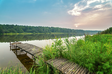 летний пейзаж на туманном берегу реки на закате дня, Россия, Урал © 7ynp100