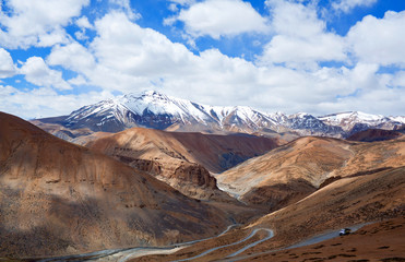 Fototapeta na wymiar Himalayan mountain landscape along Manali - Leh road, India