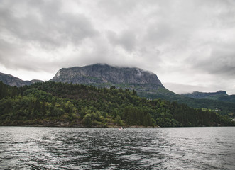 Berg mit Wolken in Norwegen