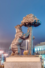 Naklejka premium Bear and Strawberry Tree Statue in Madrid, Spain.