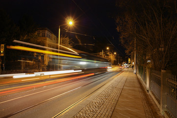 Nachtaufnahme Straßenbahn in Bewegung
