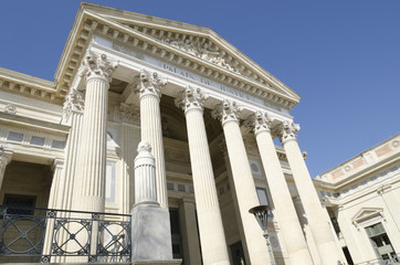 tribunal ancien avec des colonnes - 123757875