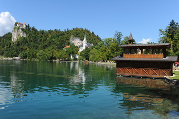 Obraz premium Lake Bled and is overlooked by Bled Castle, Slovenia