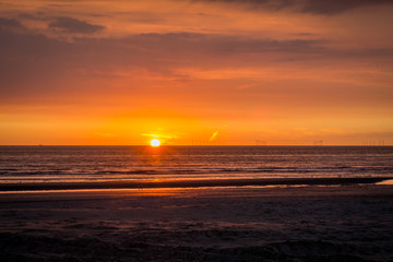 Obraz na płótnie Canvas Sun sets in the sea 