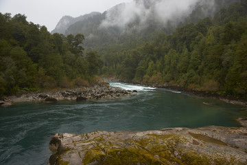 Rivière Futaleufu traversant des forêts enveloppées de brume dans la région d& 39 Aysen, au sud du Chili. La rivière est reconnue comme l& 39 un des meilleurs endroits au monde pour le rafting en eaux vives.