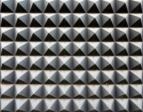 mur a reliefs pyramidaux