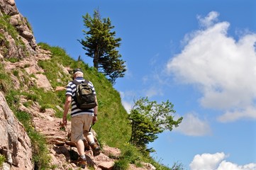 Wanderer - Senior wandert auf Wanderweg den Berg aufwärts. Berg grosser Mythen, Kanton Schwyz, Schweiz