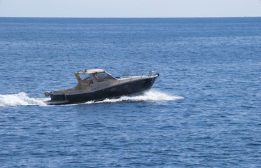 Obraz premium Motor boat while sailing