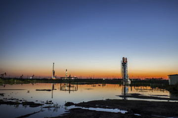 Fototapeta na wymiar oilfield derrick at night