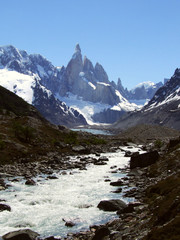 Fluss vor dem Cerro Torre in Patagonien, Argentinien, Nationalpark Los Glaciares