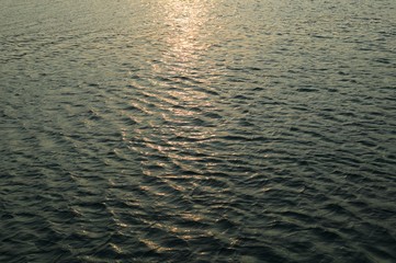 朝日の当るさざ波