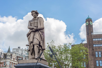 Fototapeta premium Rembrandt statue in Amsterdam, Netherlands