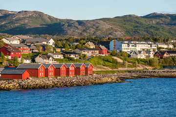 Red houses on the bay of Alta, Norway - obrazy, fototapety, plakaty
