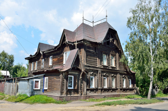 Старинный двухэтажный деревянный дом на улице Ползунова в Барнауле летом