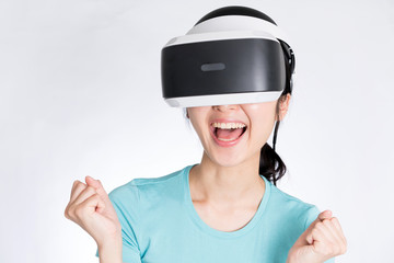 VRヘッドセットを装着した女性