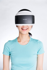 VRヘッドセットを装着した女性