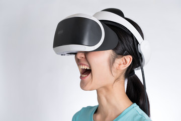 VRヘッドセットを装着した女性