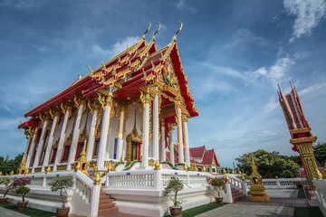 Selbstklebende Fototapete Tempel Beautiful temple and blue sky at Chanthaburi Thailand.