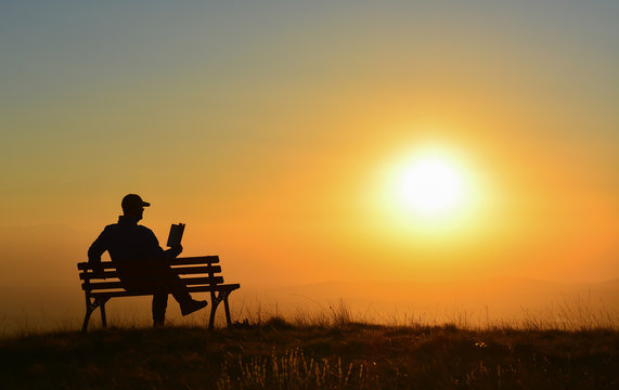 G&uuml;n Batımında Kitap Okuyan Erkek Silueti