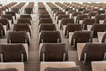 Fototapeta premium Rzędy siedzeń w ściśle geometrycznej formie