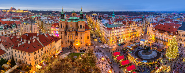 Panorama de la vieille ville de Prague au moment de Noël.