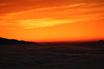 Fototapeta na wymiar 雄山の頂上から見た早朝の雲海