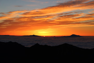 雄山の頂上から見た早朝の雲海