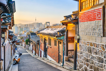 Naklejka premium Tradycyjna koreańska architektura w wiosce Bukchon Hanok