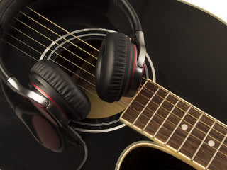 Guitarra acustica y auriculares