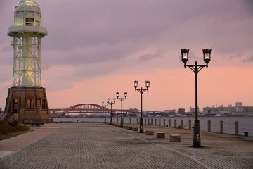 夕暮れの神戸港と旧神戸港信号所
