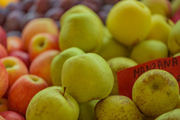 Manzanas verdes y  rojas en el mercado