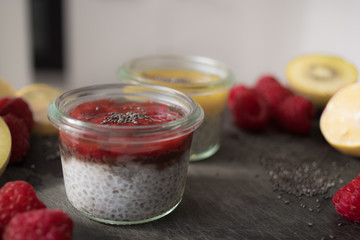Gesunder Chiasamen Dessert auf Holz